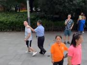 上海一名阿根廷球迷对西班牙球迷种族歧视,随后被警方带走