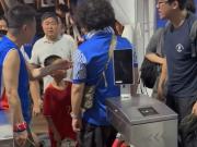 徐汇警方通报:三名男子因辱骂男童父亲被拘留